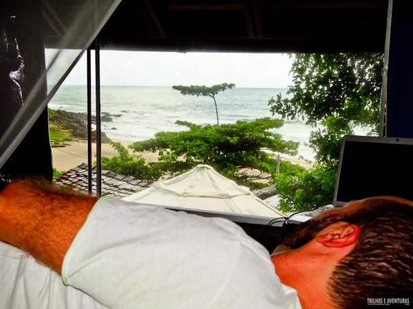 Ficamos no quarto Acácia, onde era possível ver o mar deitado na cama na Pousada Tãnara