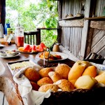 Mesa do café da manhã na Pousada Tãnara