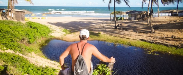 Apreciando a vista da lagoa e mar na Praia de Santo Antônio