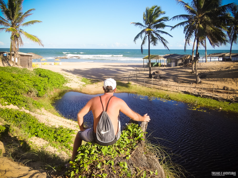 Apreciando a vista da lagoa e mar na Praia de Santo Antônio