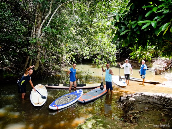 Galera com as pranchas de SUP na base da Cachoeira do Cleandro