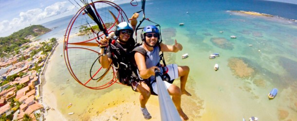 Feliz da vida voando de Paramotor no Morro de São Paulo