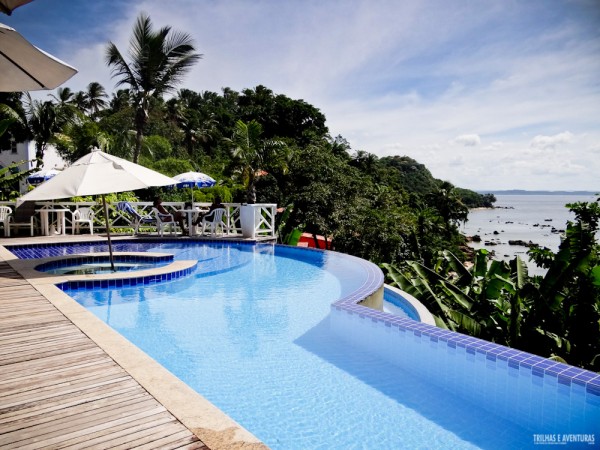 Piscina com borda infinita e vista incrível na Pousada Passárgada