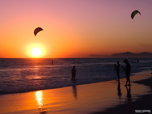 Por-do-sol espetacular na Praia do Pepê, na Barra da Tijuca