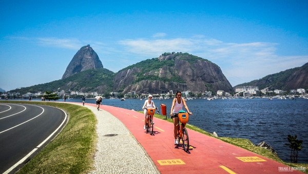 Ciclovia na Praia de Botafogo com vista para o Pão de Açúcar