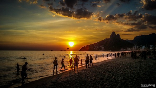 Pôr-do-sol visto da Praia de Ipanema