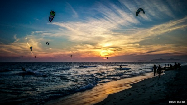 Pôr-do-sol com os Kitesurfs na Praia do Pepê, na Barra da Tijuca