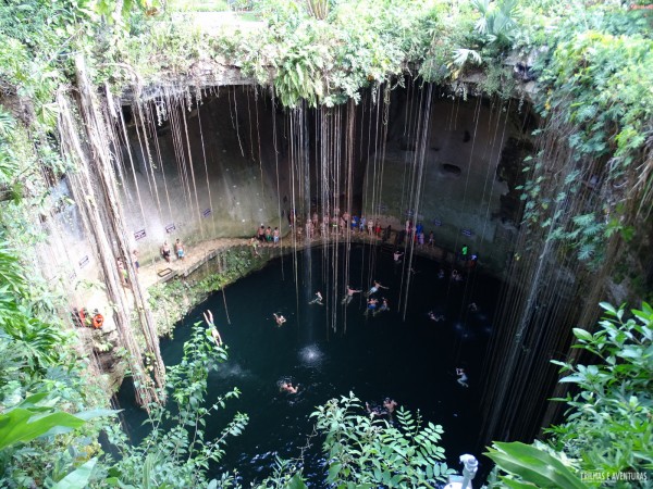 Vista de cima do Cenote Ik Kil - México