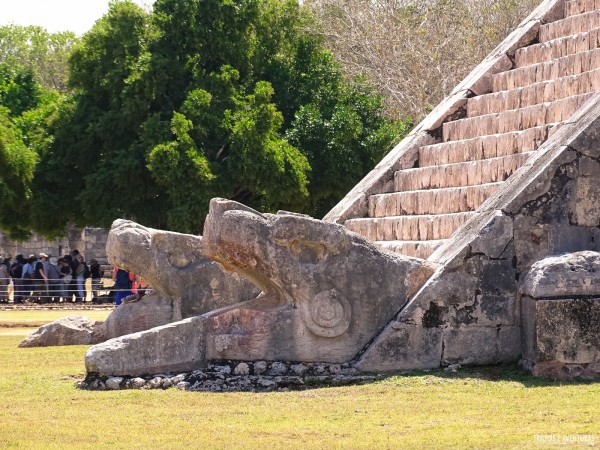 As serpentes da Pirâmide de Kukulcán em Chichén Itza