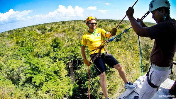 Rapel no campo de aventuras em plena selva maia