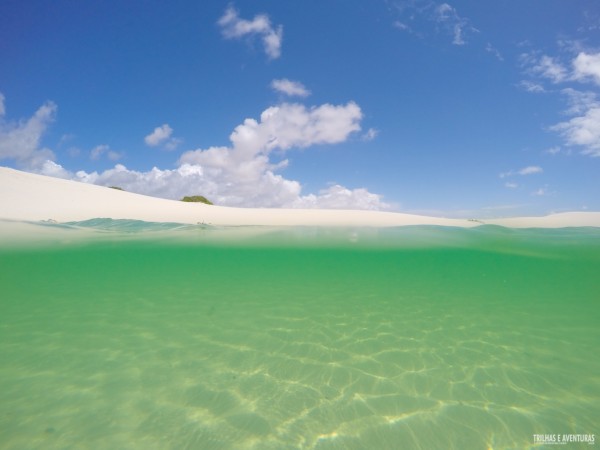 Águas cristalinas da Lagoa Azul nos Lençóis Maranhenses