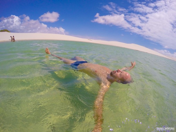 Relaxando na incrível Lagoa Azul dos Lençóis Maranhenses