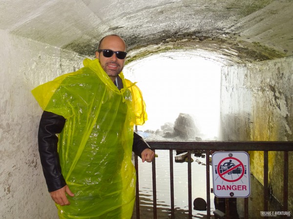 No túnel que leva embaixo de Niagara Falls