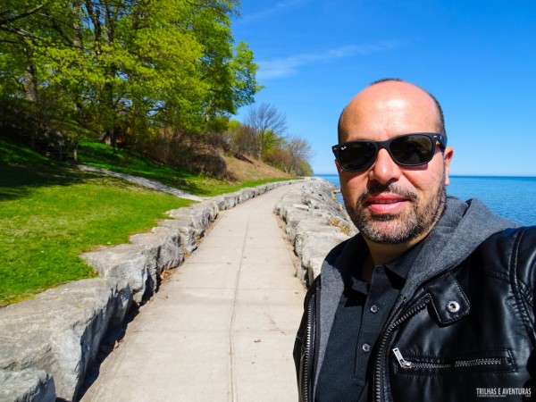 Caminhando nas margens do Lago Ontario em Niagara-On-The-Lake