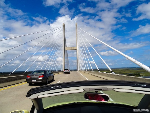 As ilhas são ligadas por essas pontes estaiadas