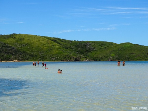 Águas rasas e calmas na Ilha do Japonês, em Cabo Frio