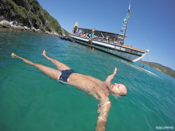 Relaxando na Praia do Forno, durante o passeio de barco em Arraial do Cabo