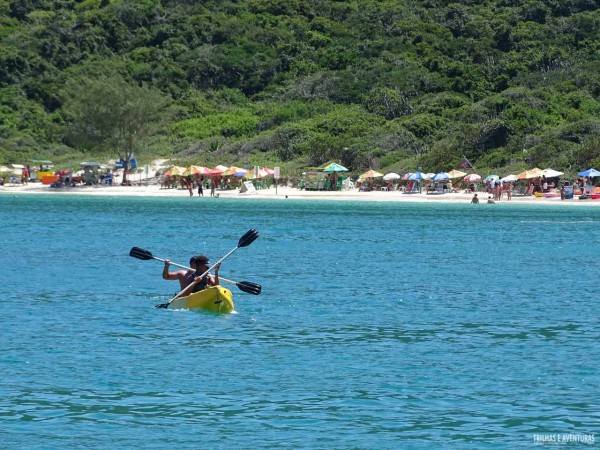 Passeio de caiaque na Praia do Forno, em Arraial do Cabo