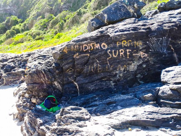 A pedra que separa as praias e define as áreas de surf e nudismo na Praia Brava