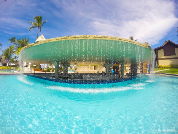 Bar Molhado com cascata no Grand Mercure Summerville Resort