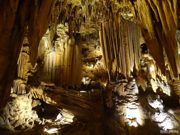 Dá pra ver as pessoas pequenas perto da coluna em forma de "cortina"? - Cavernas de Luray