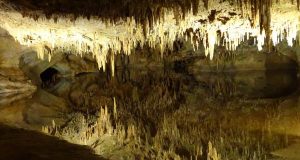 Repare no reflexo perfeito do lago nas Cavernas de Luray