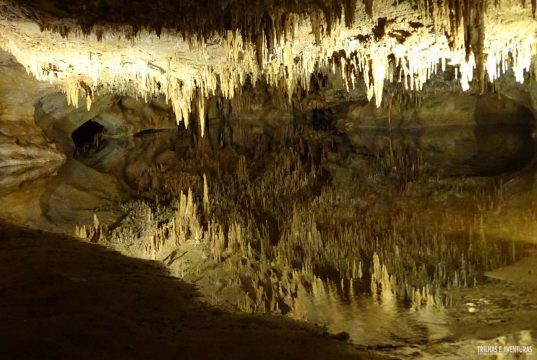 Repare no reflexo perfeito do lago nas Cavernas de Luray
