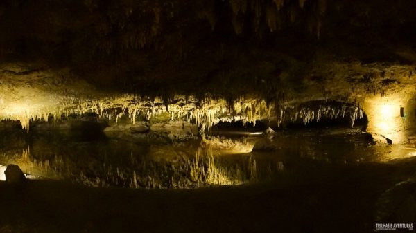 Estalactites refletindo no lago das Cavernas de Luray