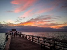 Pôr-do-sol em Naples Pier