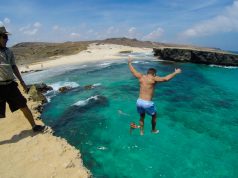 Pular de altos paredões é um dos programas favoritos dos locais em Aruba