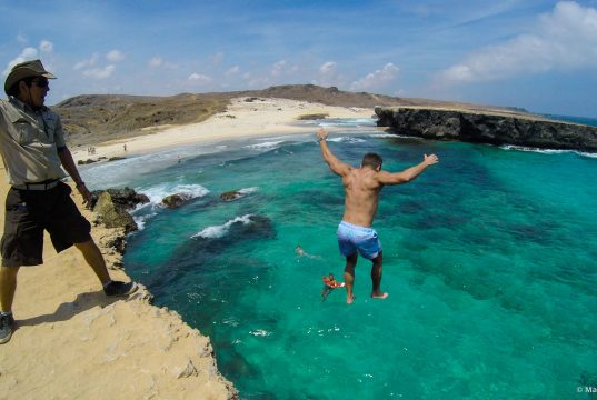 Pular de altos paredões é um dos programas favoritos dos locais em Aruba