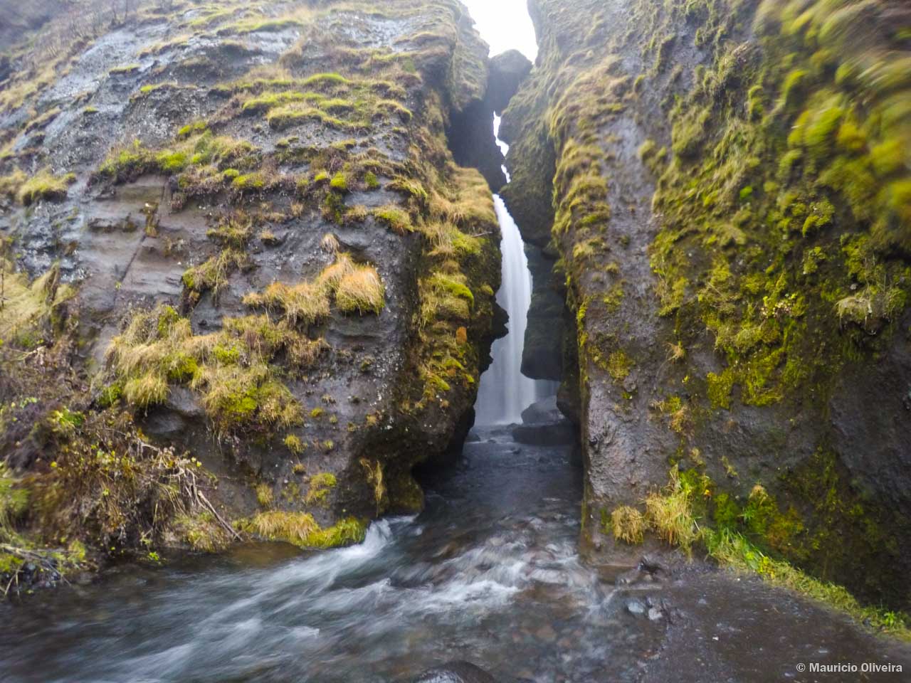 Gljúfrafoss é uma cachoeira secreta ao lado de Seljalandsfoss e ninguém conhece