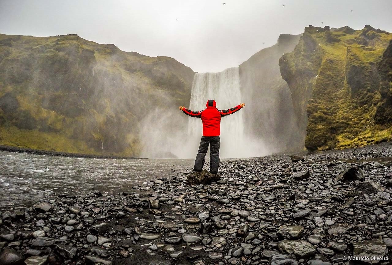 Skógafoss é uma das mais lindas cachoeiras da Islândia