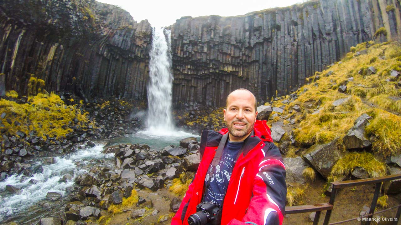 Feliz em conhecer Svartifoss, uma das Cachoeiras mais lindas da Islândia