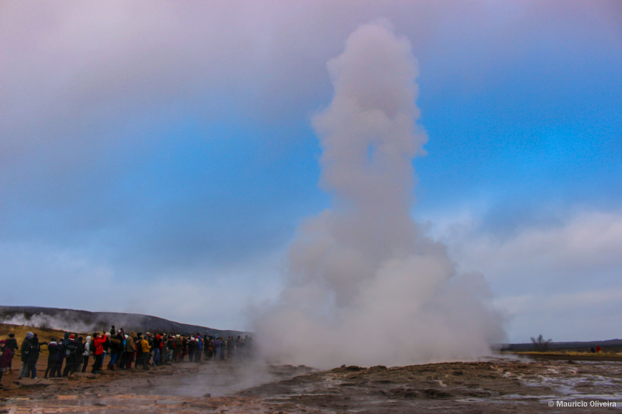 Geysir fazendo a festa dos turistas que o visitam no Golden Circle