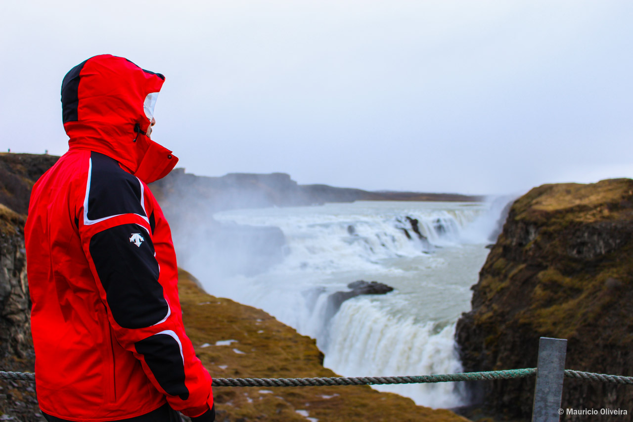 Apreciando Gullfoss, uma das atrações do Golden Circle na Islândia