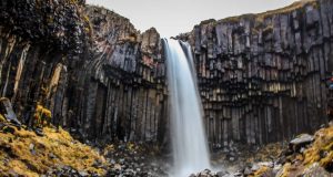 A Cachoeira Svartifoss fica no Parque Nacional de Skaftafell