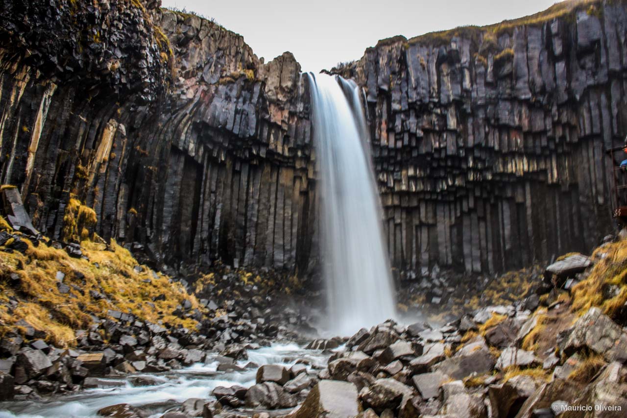 A Cachoeira Svartifoss fica no Parque Nacional de Skaftafell