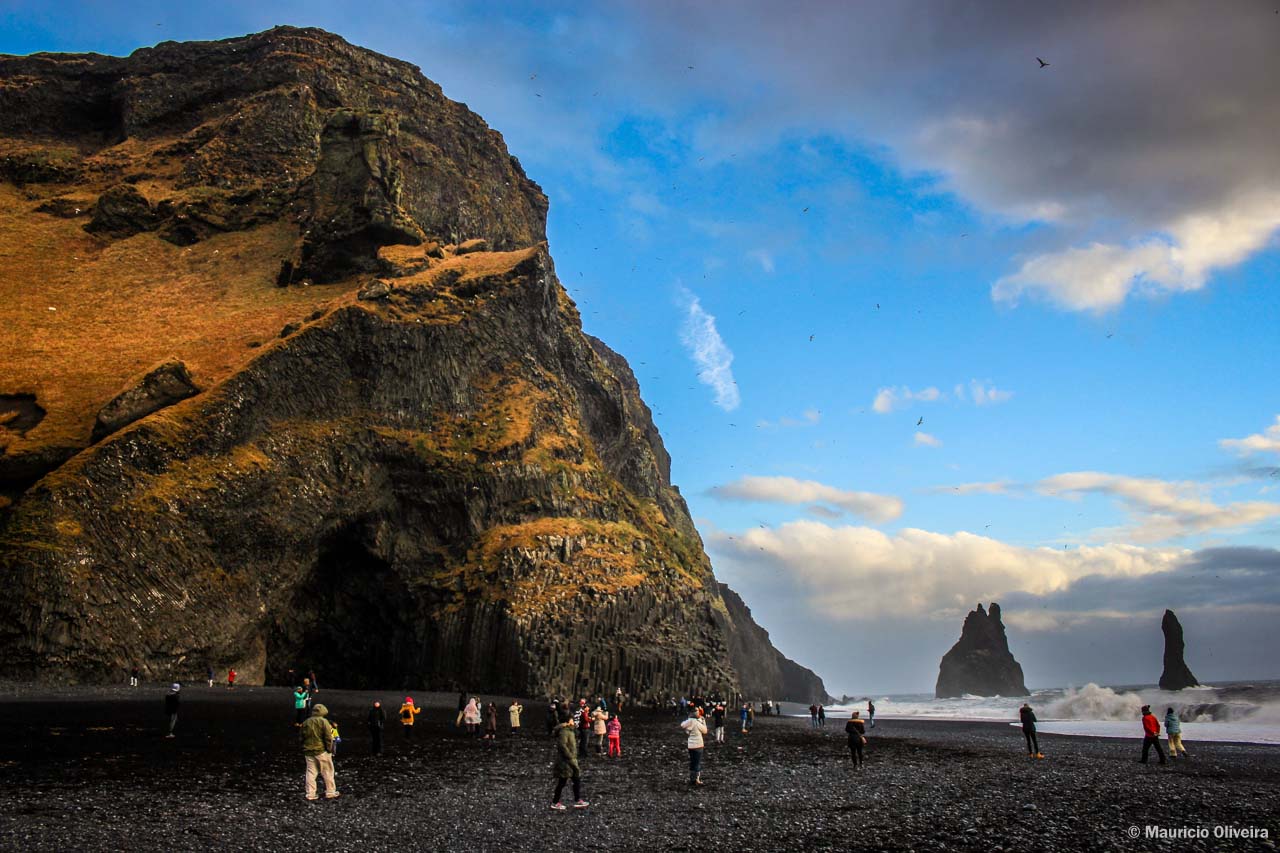 Vista da caverna de Reynisfjara e seus colossos