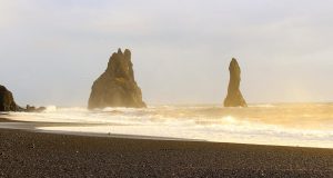 Reynisfjara e seus colossos da praia de areia preta da Islândia