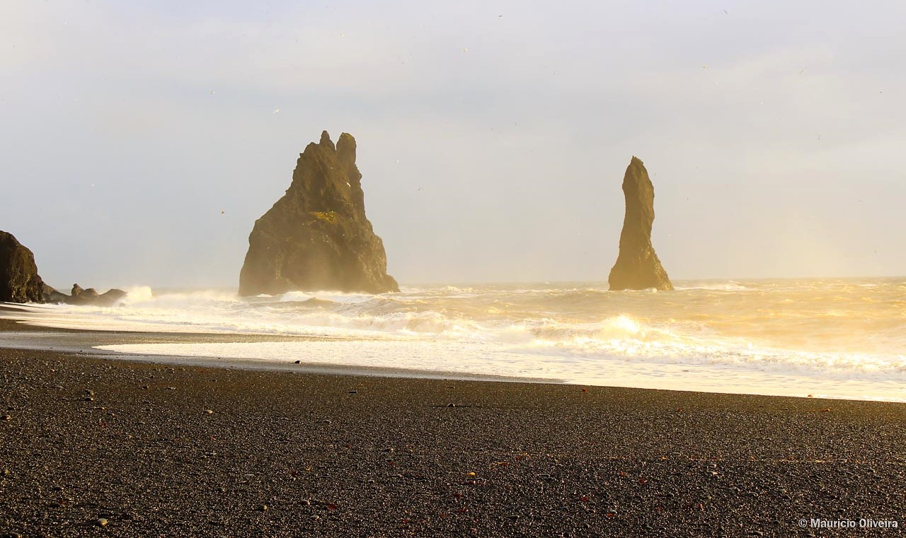 Reynisfjara e seus colossos da praia de areia preta da Islândia