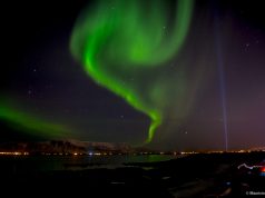 Aurora Boreal dançando no céu de Reykjavík, na Islândia