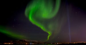 Aurora Boreal dançando no céu de Reykjavík, na Islândia