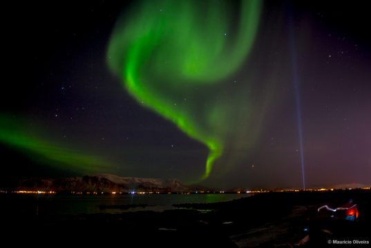 Aurora Boreal dançando no céu de Reykjavík, na Islândia