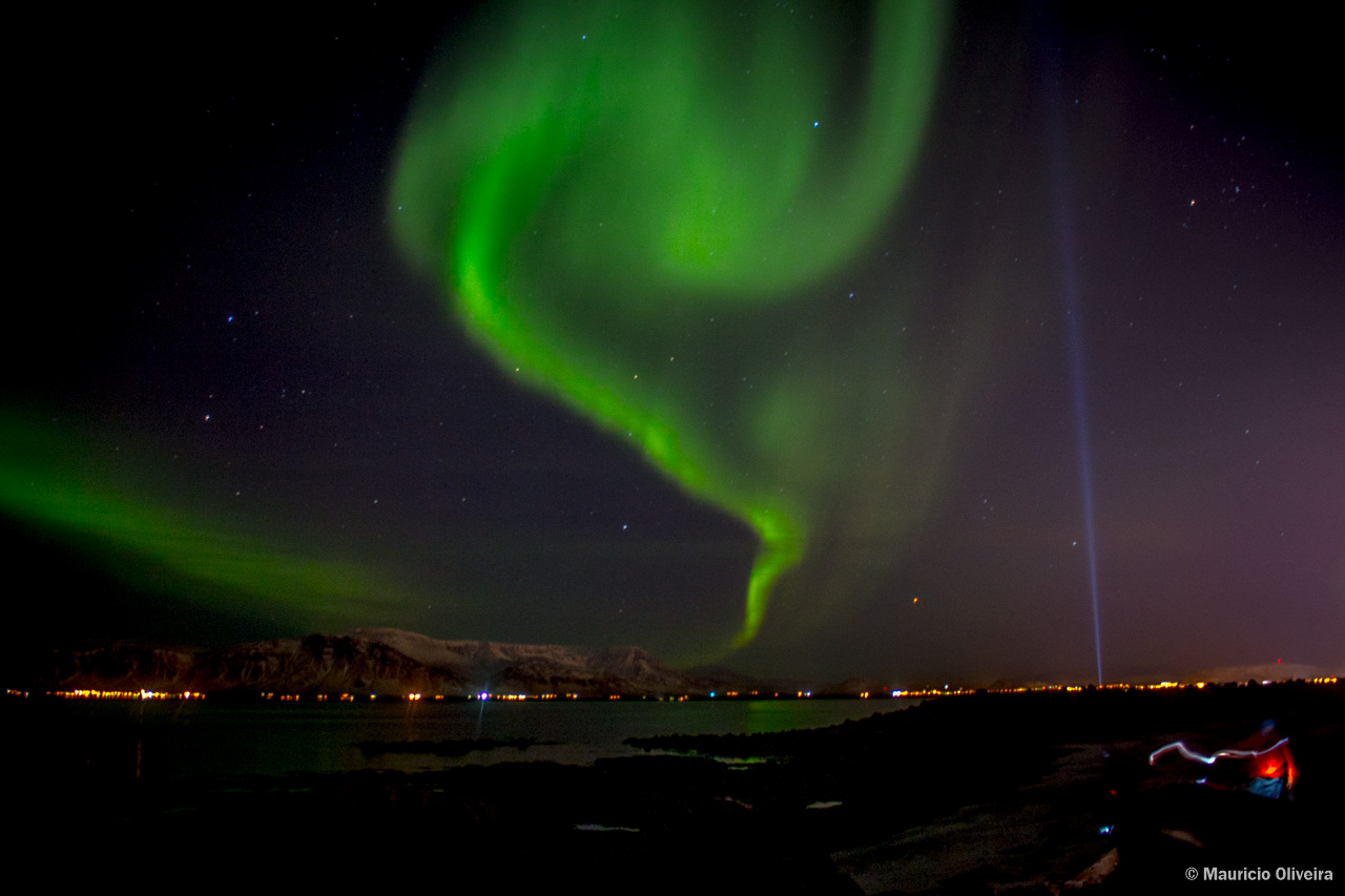 Aurora Boreal dançando no céu de Reykjavík, na Islândia