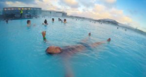 Relaxando no Blue Lagoon na Islândia