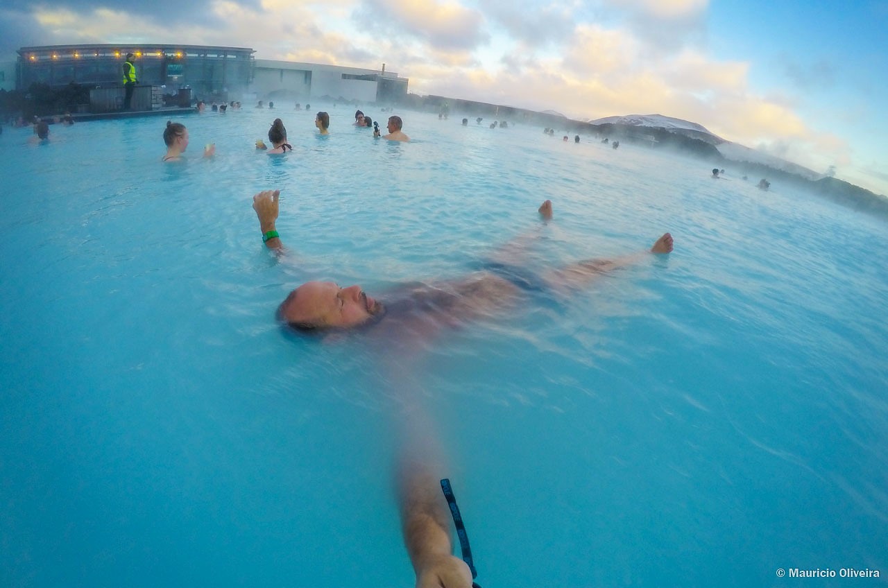 Relaxando no Blue Lagoon na Islândia