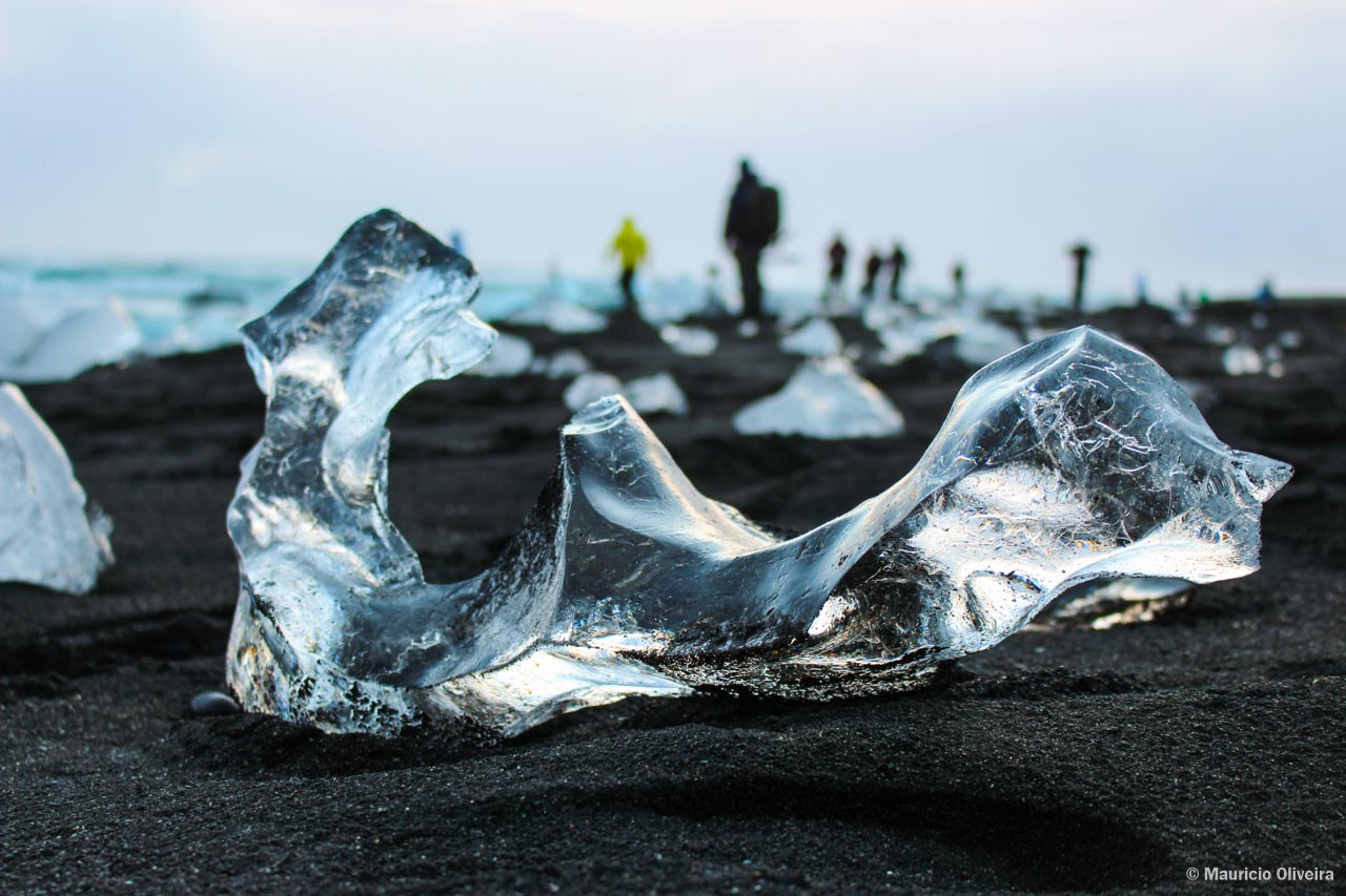 Esculturas naturais de gelo estão por toda a Praia de Icebergs na Islândia