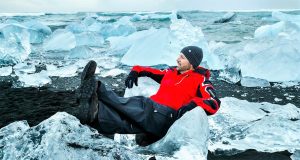 Meu "Trono de Gelo" na praia de icebergs na Islândia