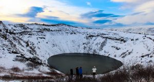 O lago na cratera do Vulcão Kerid na Islândia